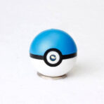llavero de pokeball azul